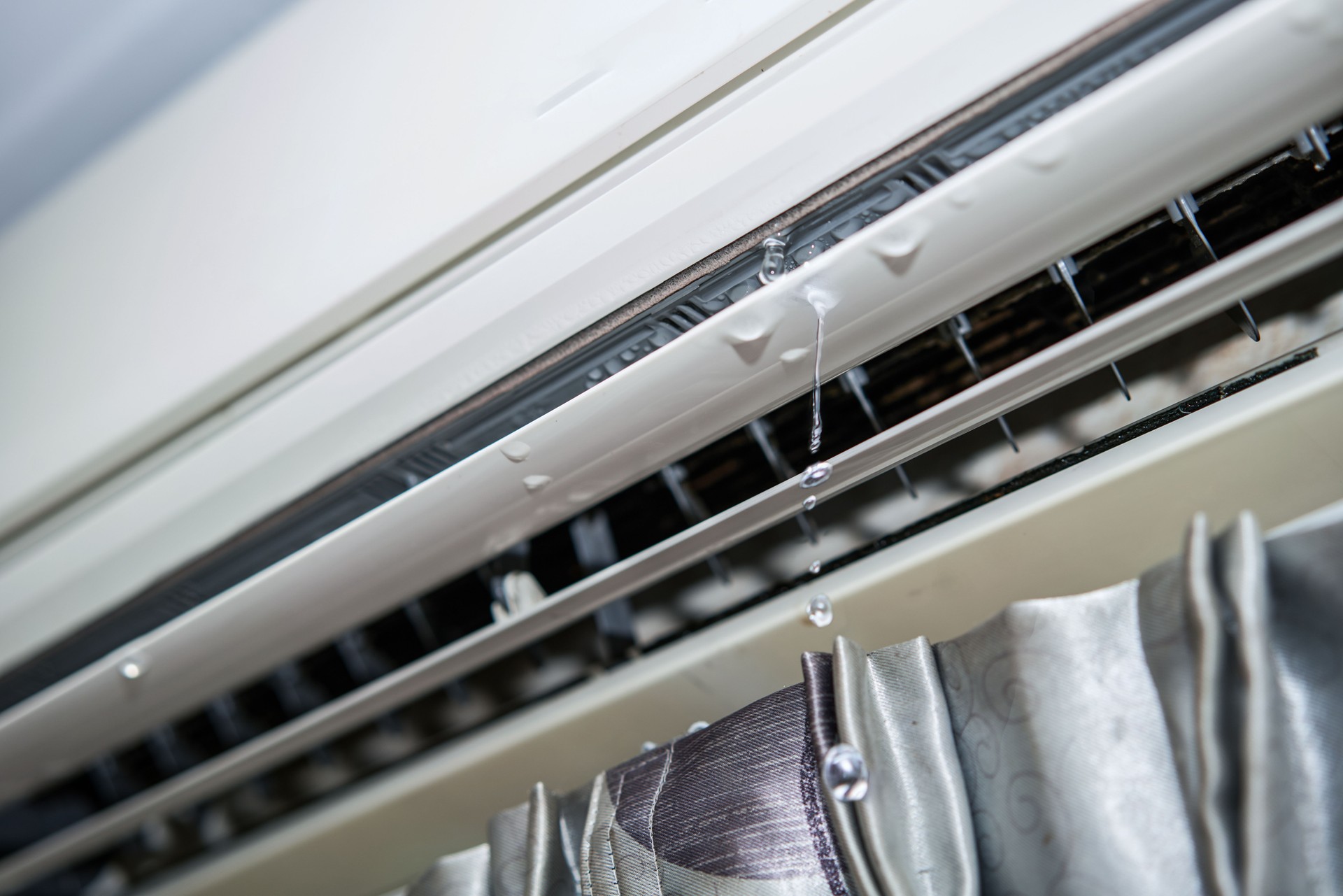 Water leaking from the air conditioner drips from the cooler.